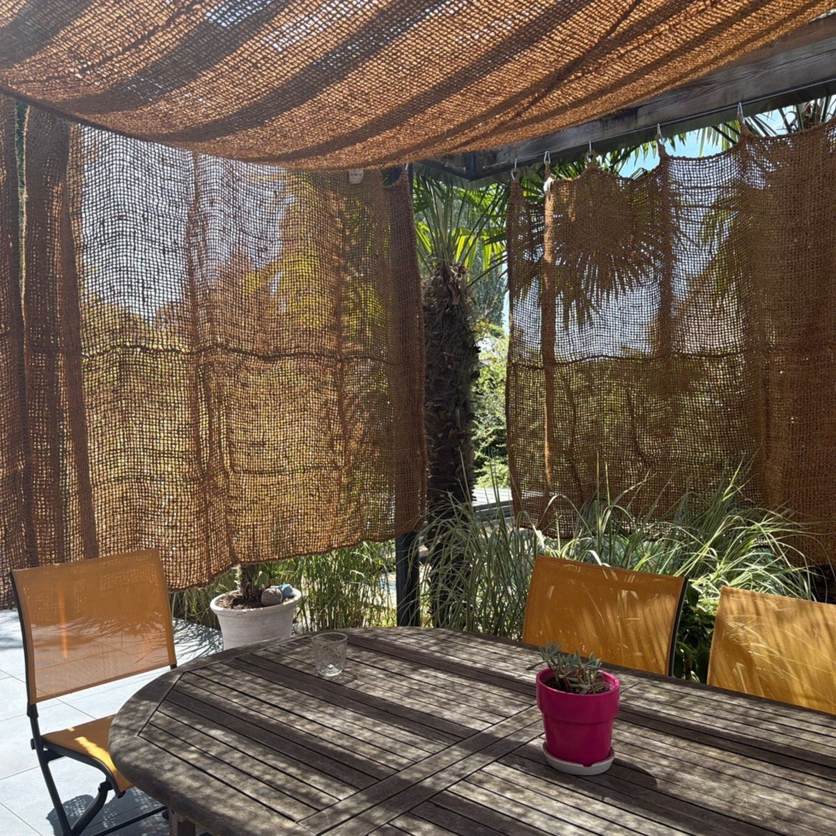 Cortinas de fibra de coco como cerramiento de una terraza con pérgola