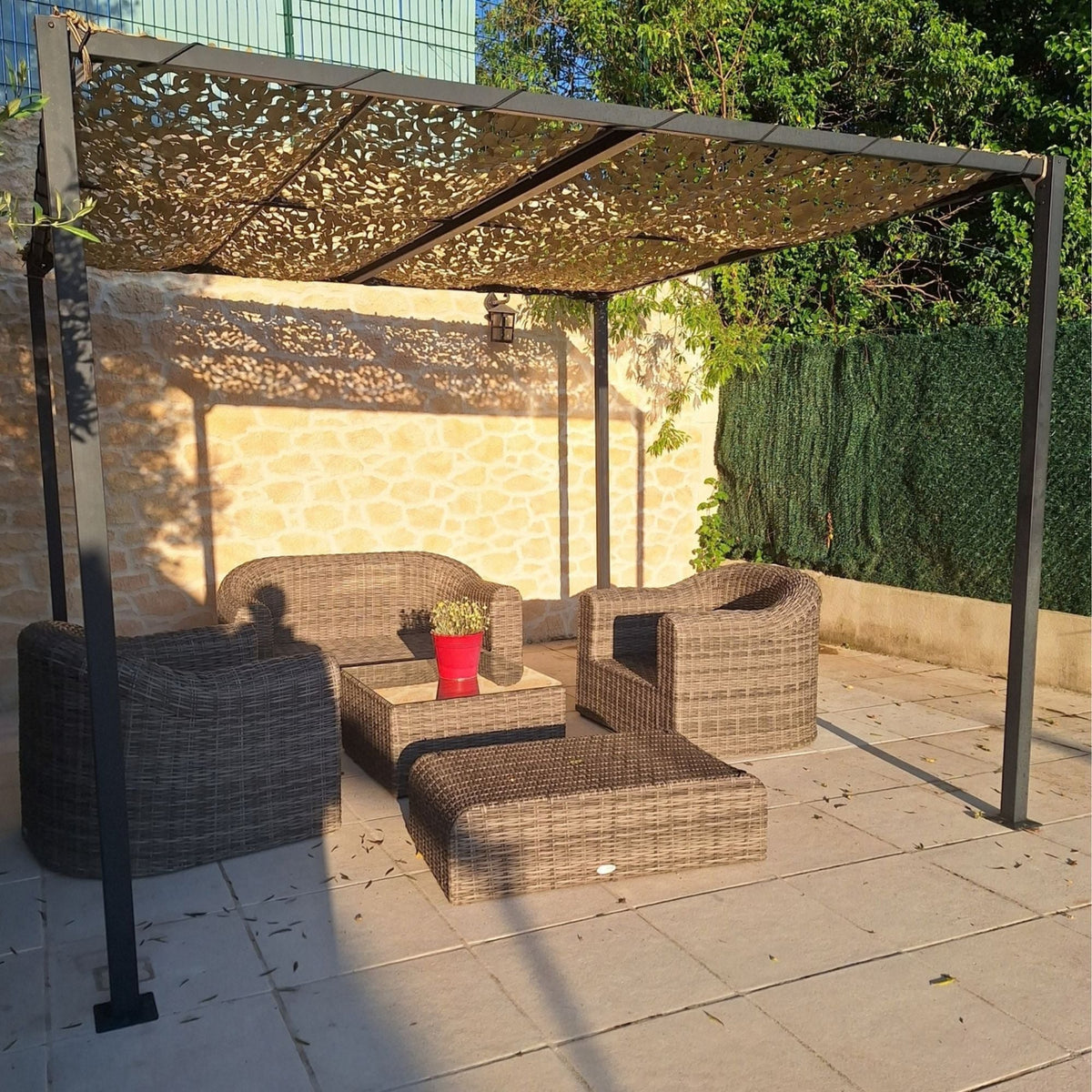 Red de camuflaje fijada con cuerda de poliéster sobre una pérgola de jardín