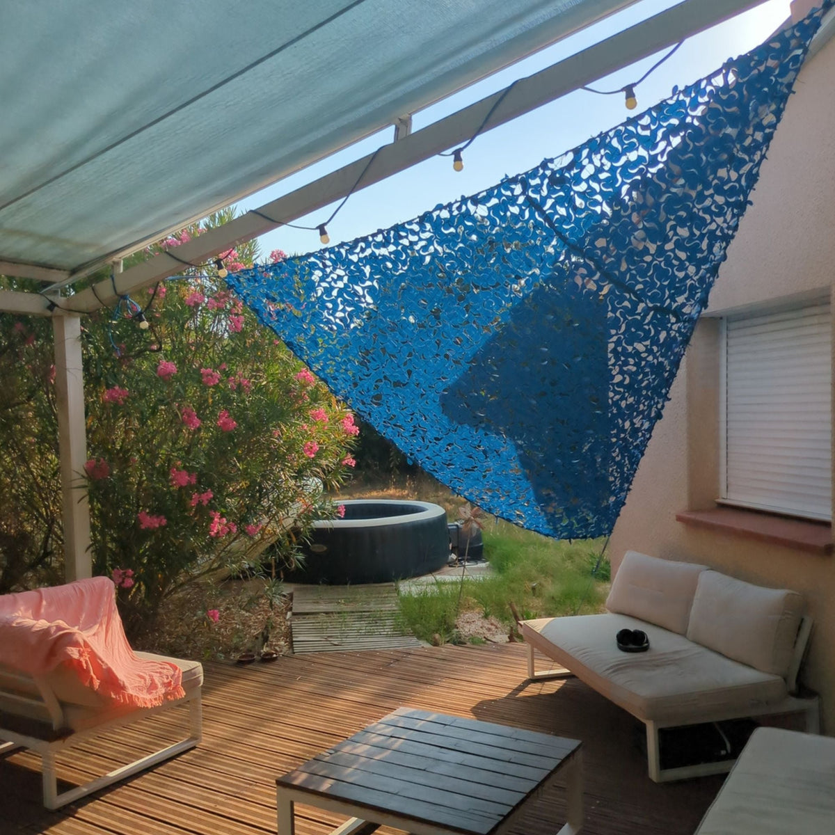 Red de camuflaje triangular azul sobre una terraza con sofá